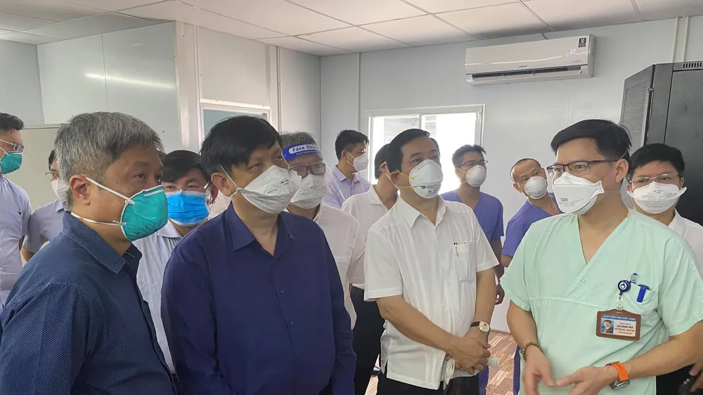 Bộ trưởng Bộ Y tế Nguyễn Thanh Long kiểm tra Trung tâm Hồi sức Covid-19 do Bệnh viện Việt - Đức quản lý