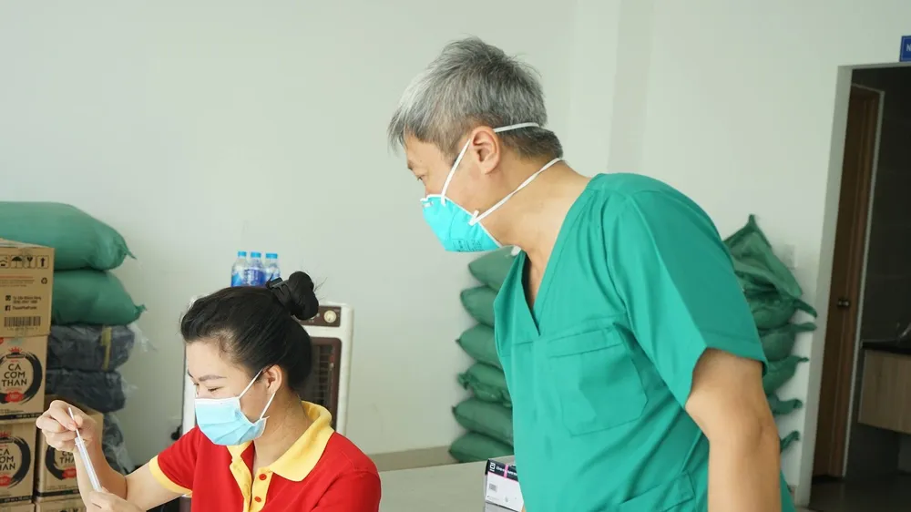 Thứ trưởng Bộ Y tế Nguyễn Trường Sơn hướng dẫn người dân tự lấy mẫu xét nghiệm