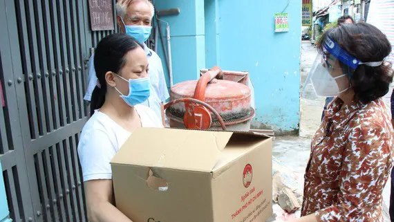 Chủ tịch Ủy ban MTTQ Việt Nam TPHCM Tô Thị Bích Châu tặng quà công nhân, lao động tự do ở quận 12