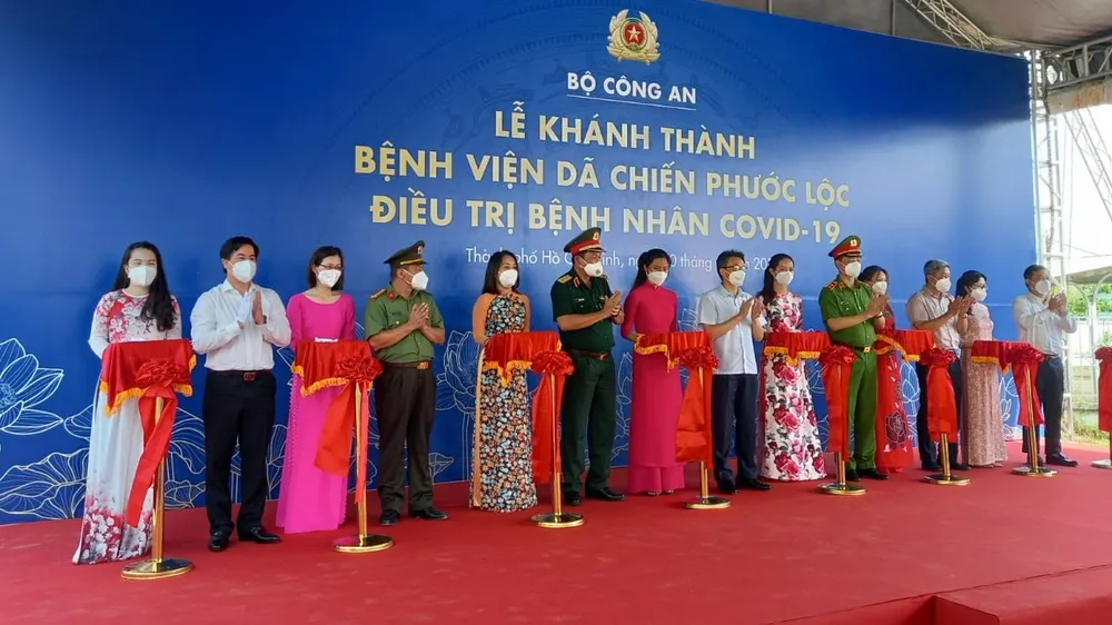 Các đại biểu cắt băng khánh thành Bệnh viện Dã chiến Phước Lộc điều trị bệnh nhân Covid-19 