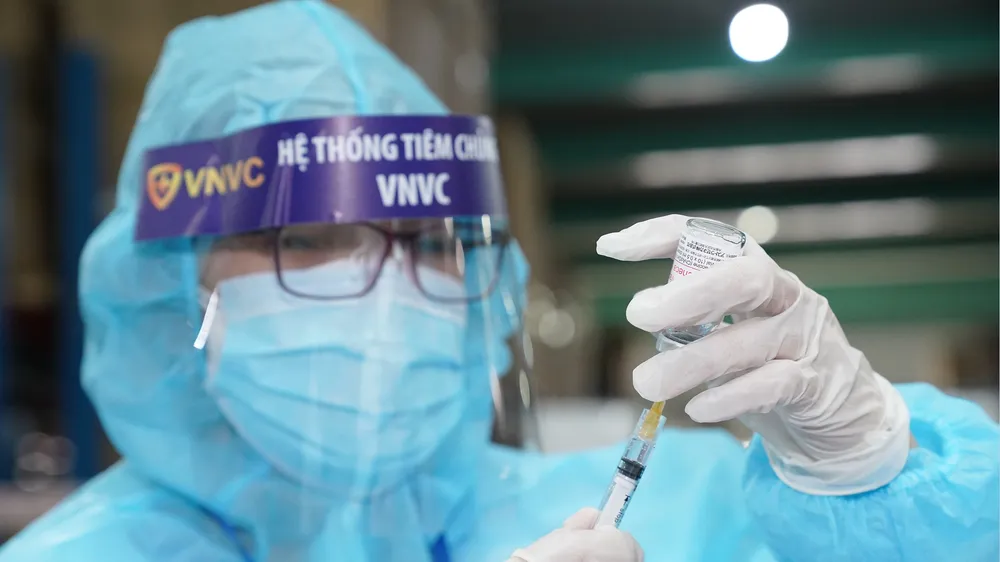 Nhân viên y tế chuẩn bị tiêm vaccine cho người dân