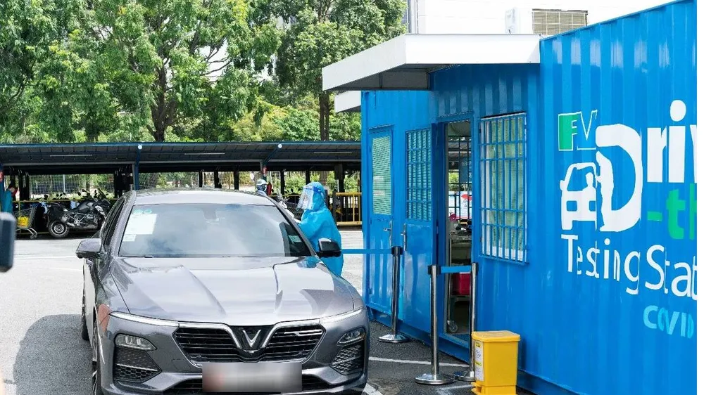 Khách hàng không cần phải xuống xe để làm thủ tục và lấy mẫu