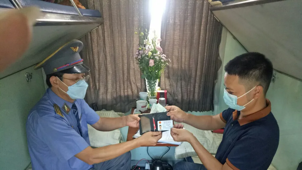 Trưởng tàu Đinh Quang Sơn trao trả tài sản cho người bỏ quên 