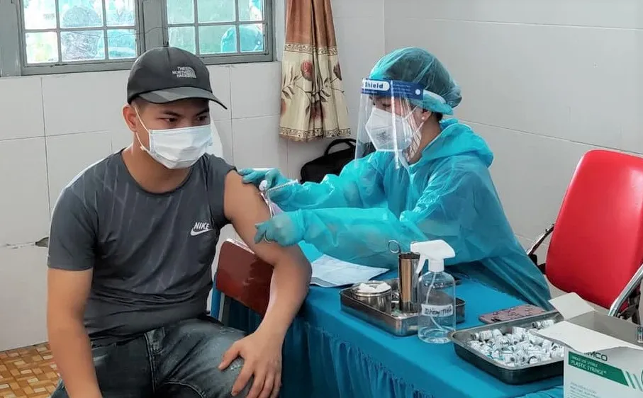 Nhân viên y tế tiêm vaccine Covid-19 cho người dân