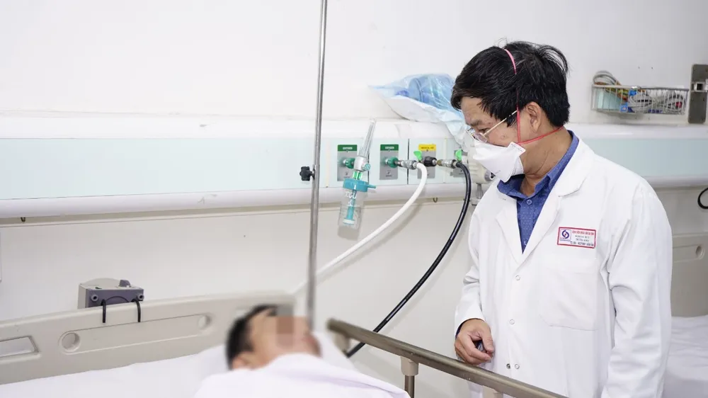 Bác sĩ đang thăm khám cho bệnh nhân