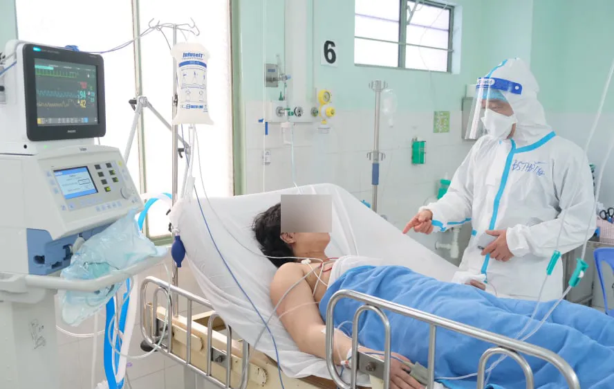 Bác sĩ đang thăm khám cho bệnh nhân