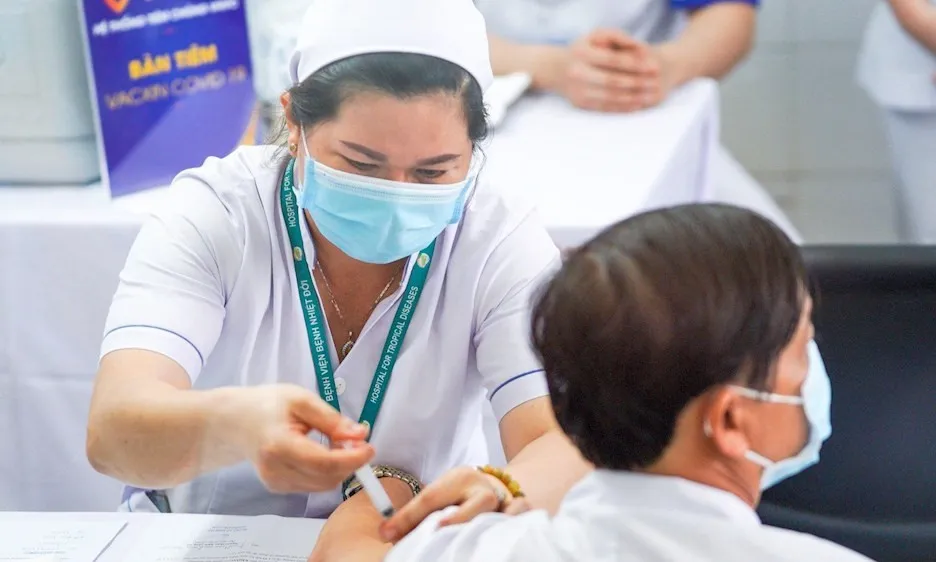 Nhân viên y tế tiêm vaccine cho người dân