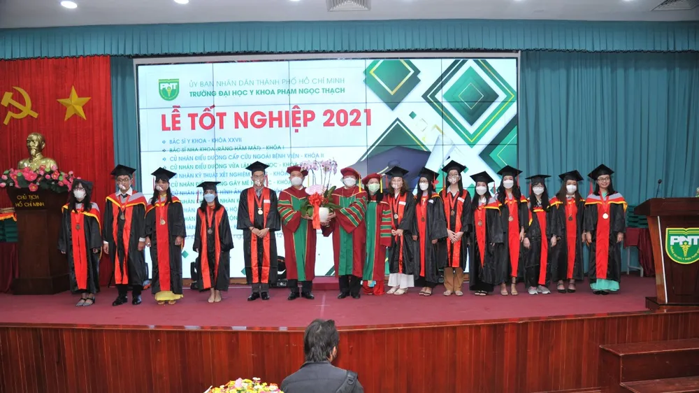 PGS.-TS Ngô Minh Xuân, Chủ tịch Hội đồng Trường Đại học Y khoa Phạm Ngọc Thạch tặng hoa chúc mừng nhà trường