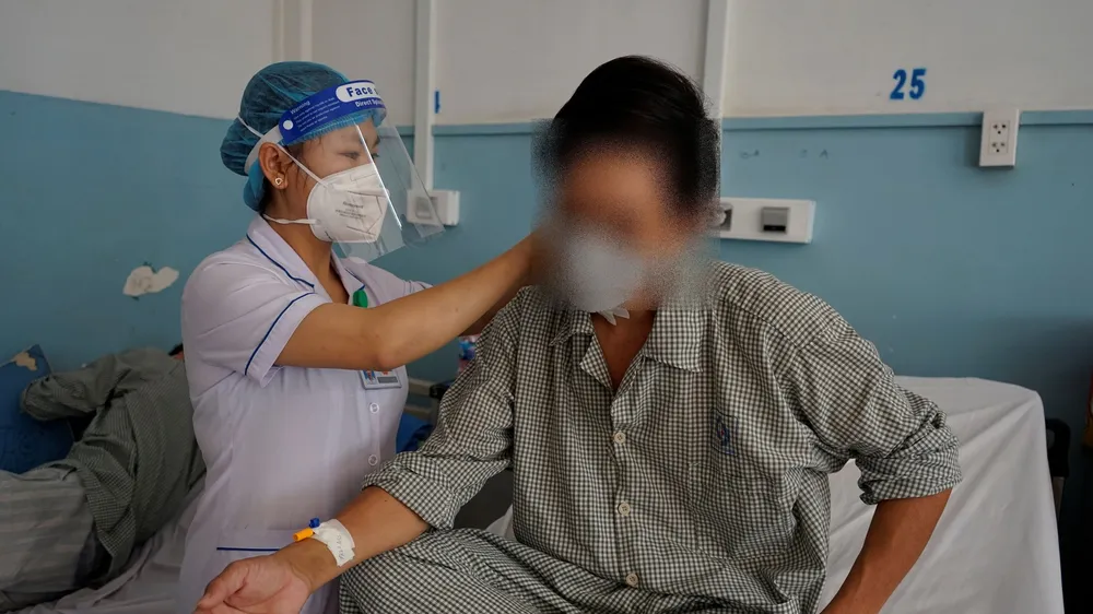 Bác sĩ đang thăm khám cho bệnh nhân