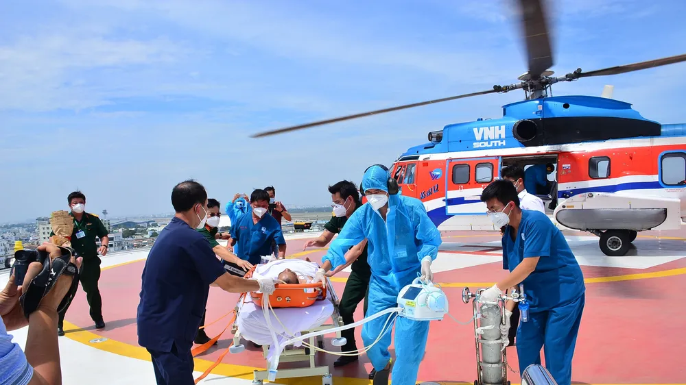 Đội ngũ y bác sĩ vận chuyển bệnh nhân về phòng cấp cứu