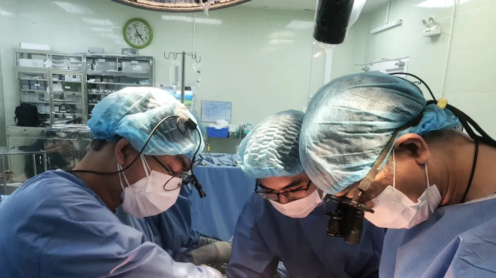 Các bác sĩ đang tiến hành phẫu thuật cho bệnh nhân