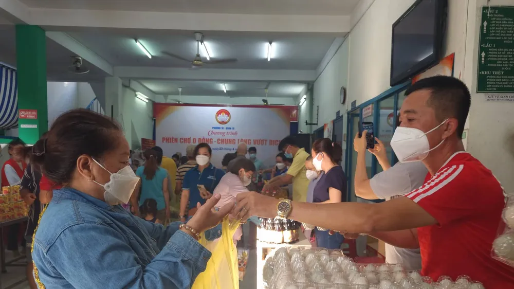 Một gian hàng trứng của nhóm thiện nguyện "Bếp nhà làm" tại phiên chợ 0 đồng