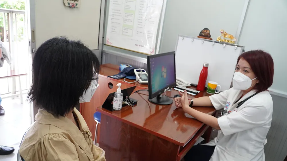 Bác sĩ đang thăm khám cho bệnh nhân