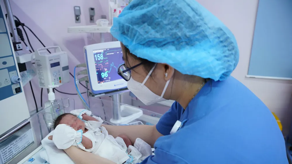 Bé trai nặng 1,4 kg chào đời, được chuyển đến chăm sóc tại Khoa Sơ sinh