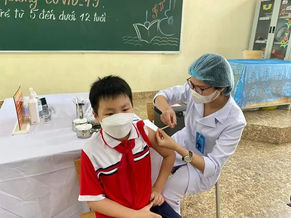 Nhân viên y tế tiêm vaccine cho trẻ từ 5 đến dưới 12 tuổi