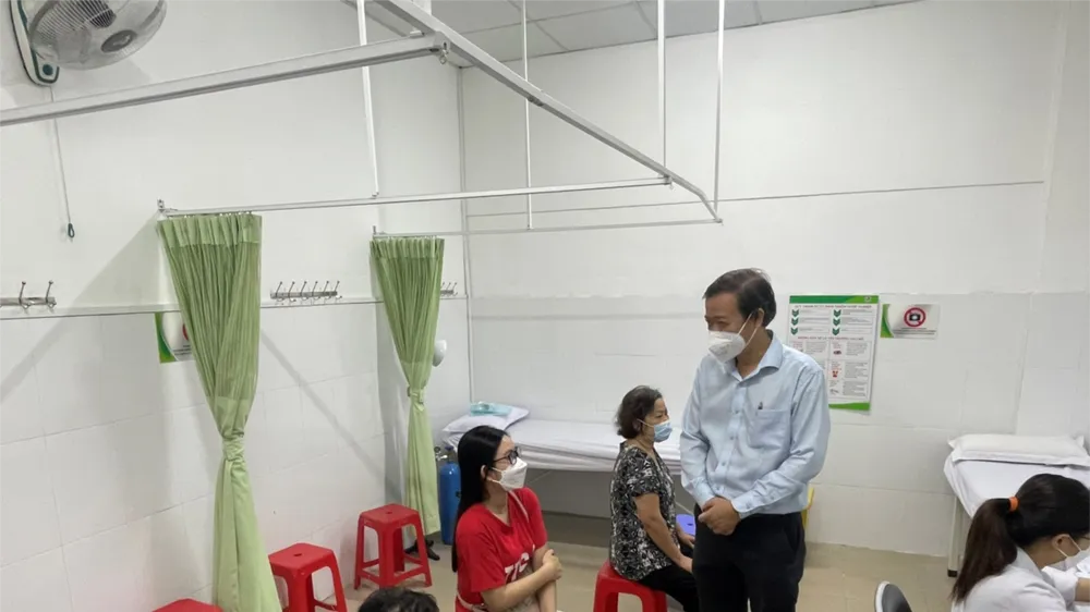 TS-BS Nguyễn Văn Vĩnh Châu, Phó Giám đốc Sở Y tế kiểm tra công tác tiêm chủng tại Bệnh viện Lê Văn Thịnh (TP Thủ Đức)