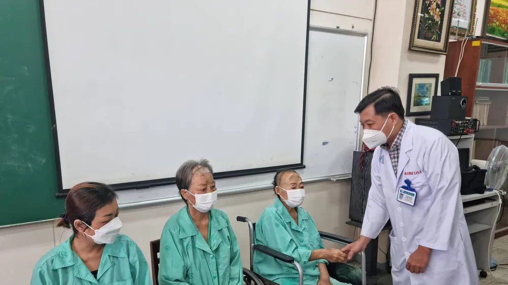 Bác sĩ Trần Anh Bích, Phó Trưởng Khoa Tai Mũi Họng, Bệnh viện Chợ Rẫy thăm hỏi các bệnh nhân