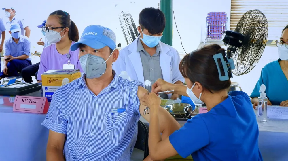 Nhân viên y tế tiêm vaccine cho người dân