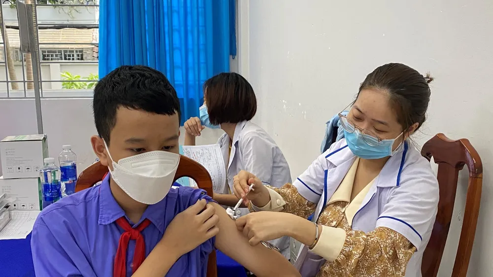 Nhân viên y tế tiêm vaccine Covid-19 cho trẻ em