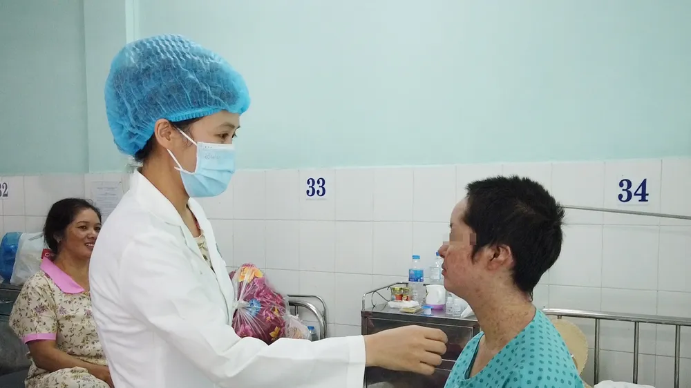 Bác sĩ đang thăm khám cho bệnh nhân