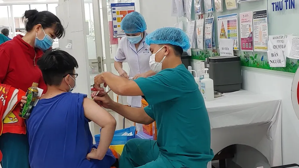 Nhân viên y tế tiêm vaccine Covid-19 cho trẻ
