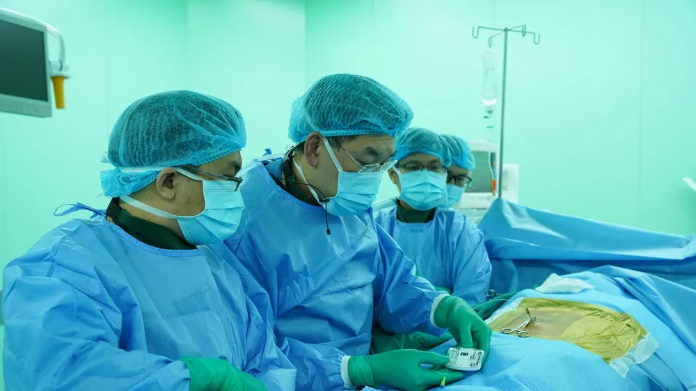 Với sự hỗ trợ của chuyên gia nước ngoài, các bác sĩ khoa Ngoại Thần kinh thực hiện phẫu thuật đặt điện cực kích thích tủy điều trị đau cho người bệnh