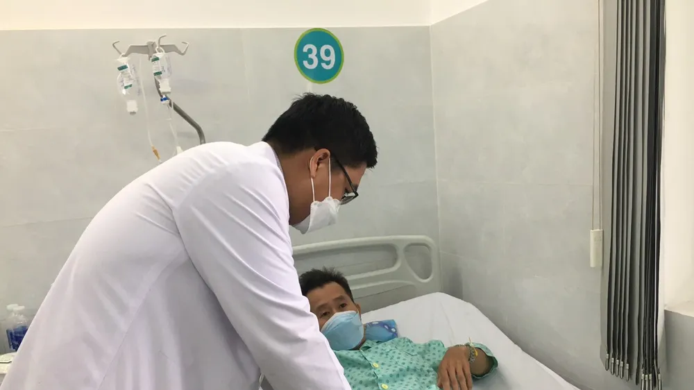 Bác sĩ thăm khám cho bệnh nhân sau phẫu thuật