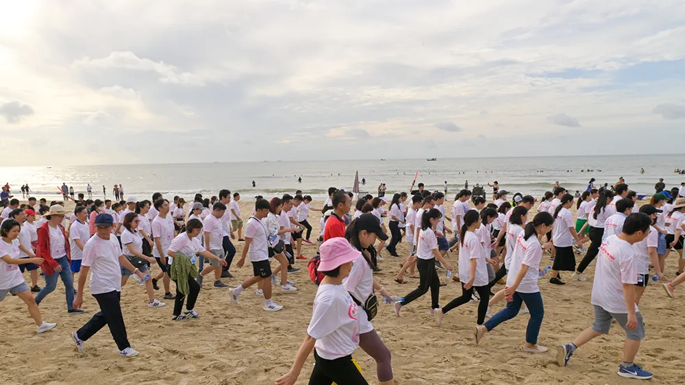 Các y bác sĩ và người dân đi bộ trên bãi biển