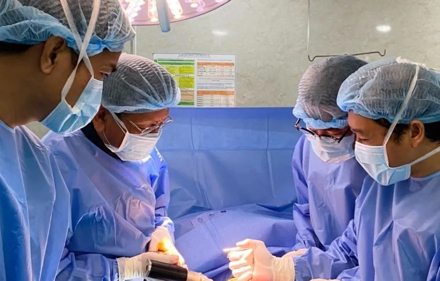 BS.CKII Nguyễn Thành Tâm và ê kíp phẫu thuật cho em L.