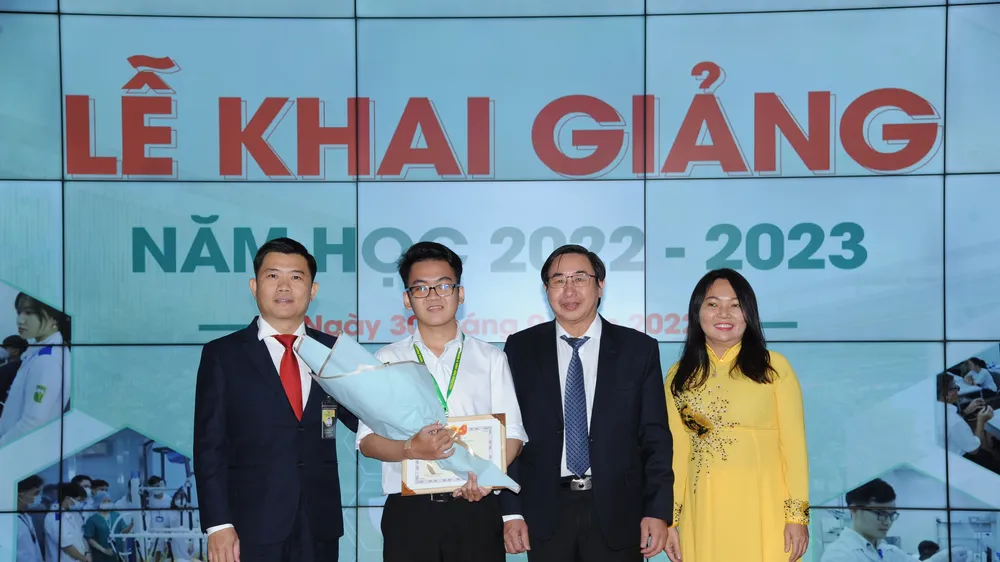 Lãnh đạo Trường Đại học Y khoa Phạm Ngọc Thạch chúc mừng thí sinh là thủ khoa 