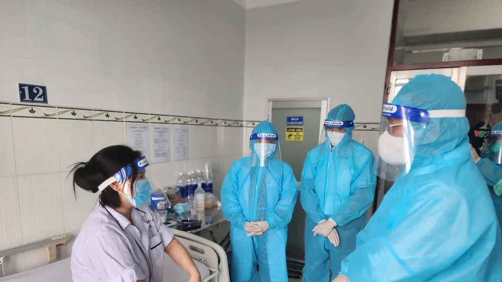 Lãnh đạo Bộ Y tế đang thăm hỏi ca mắc đậu mùa khỉ đầu tiên
