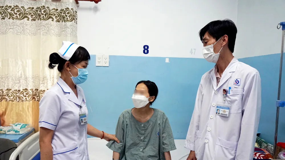 Nhân viên y tế thăm hỏi bệnh nhân sau phẫu thuật