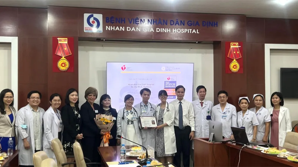 Đại diện Tổ chức AHA trao tặng Chứng nhận đồng cho Bệnh viện Nhân Dân Gia Định