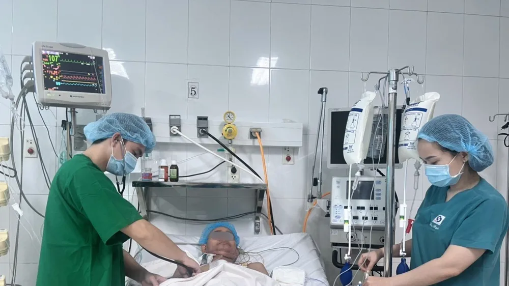 Các bác sĩ đang thăm khám, điều trị cho bệnh nhân