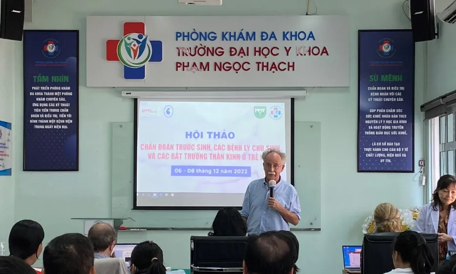 Bác sĩ Gildas Tréguier, Chuyên ngành Nhi khoa – Tổ chức APPEL, Pháp chia sẻ tại hội thảo