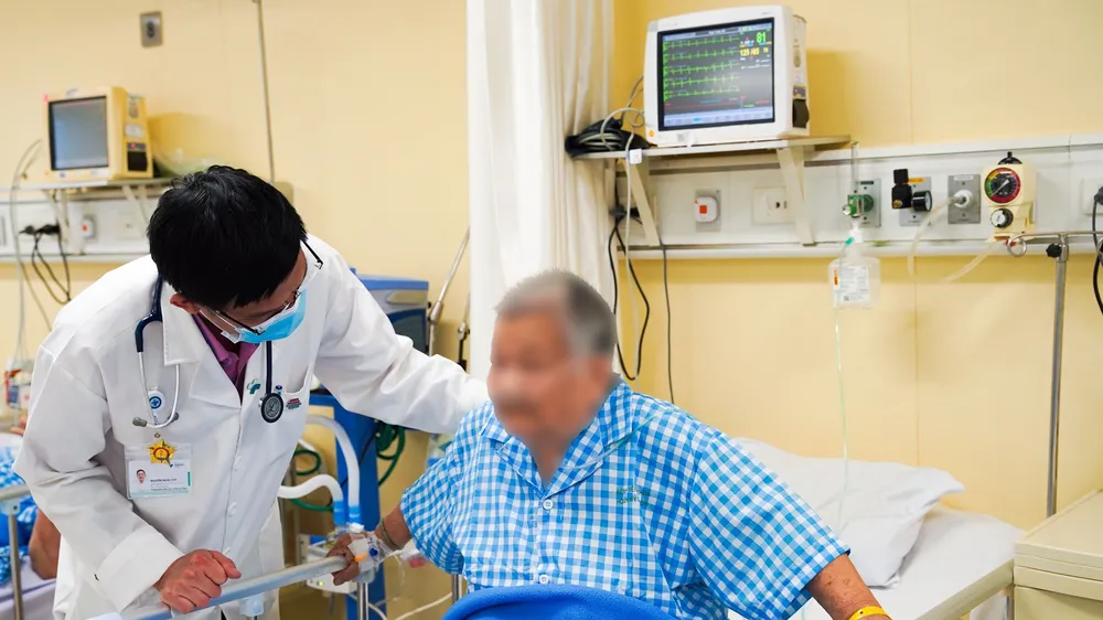 Bác sĩ đang thăm khám cho bệnh nhân