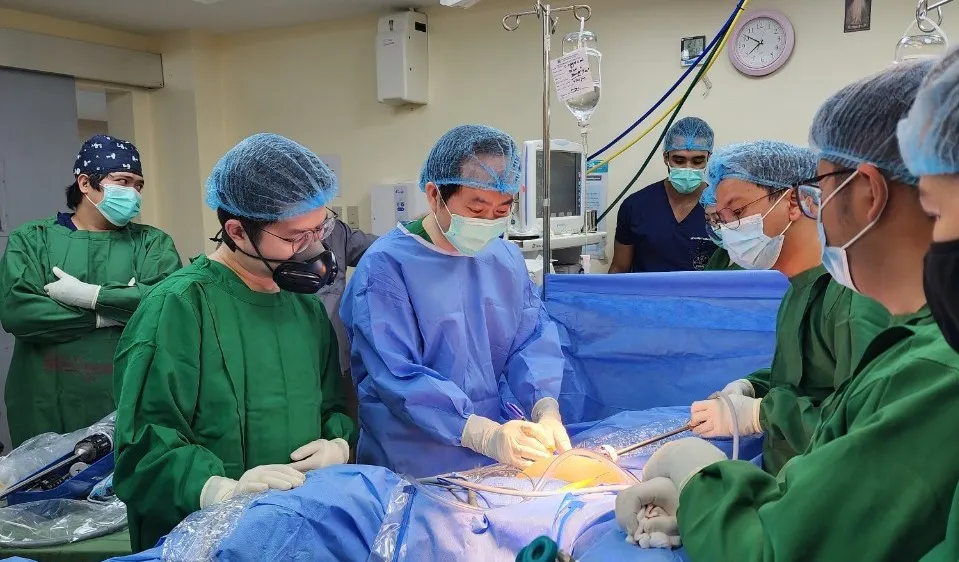 Phát triển y tế chuyên sâu là nhiệm vụ trọng tâm của ngành y tế TPHCM 6 tháng cuối năm 2023. (Trong ảnh: Bác sĩ Bệnh viện Bình Dân đang phẫu thuật cho người bệnh).