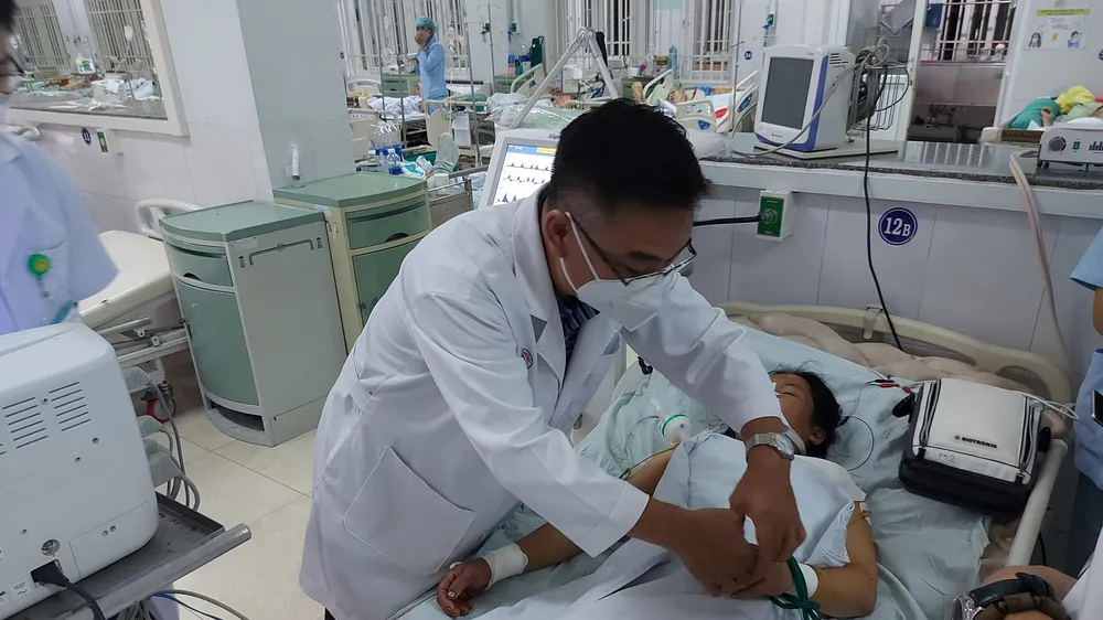 Bác sĩ đang thăm khám cho bệnh nhân bị ngộ độc Botulinum