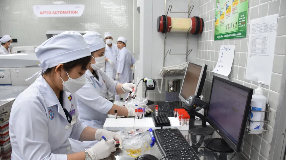Máy xét nghiệm tại Bệnh viện Chợ Rẫy hoạt động hết công suất sau khi được gỡ vướng các thủ tục mua hóa chất