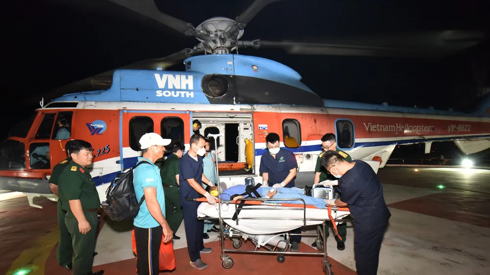 Bệnh nhân được chuyển từ Trường Sa về đất liền để điều trị vào rạng sáng 25-3