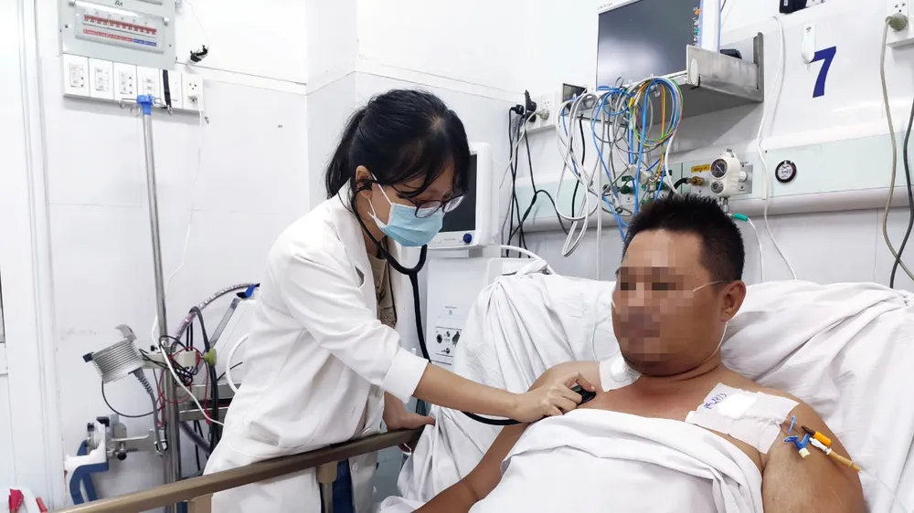 Bác sĩ đang thăm khám cho bệnh nhân Ảnh: BVCC