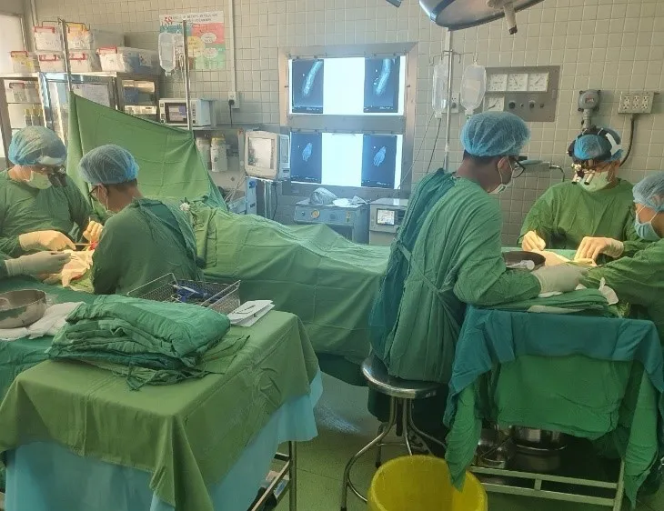 Các bác sĩ đang tiến hành phẫu thuật cho bệnh nhi Ảnh: BVCC