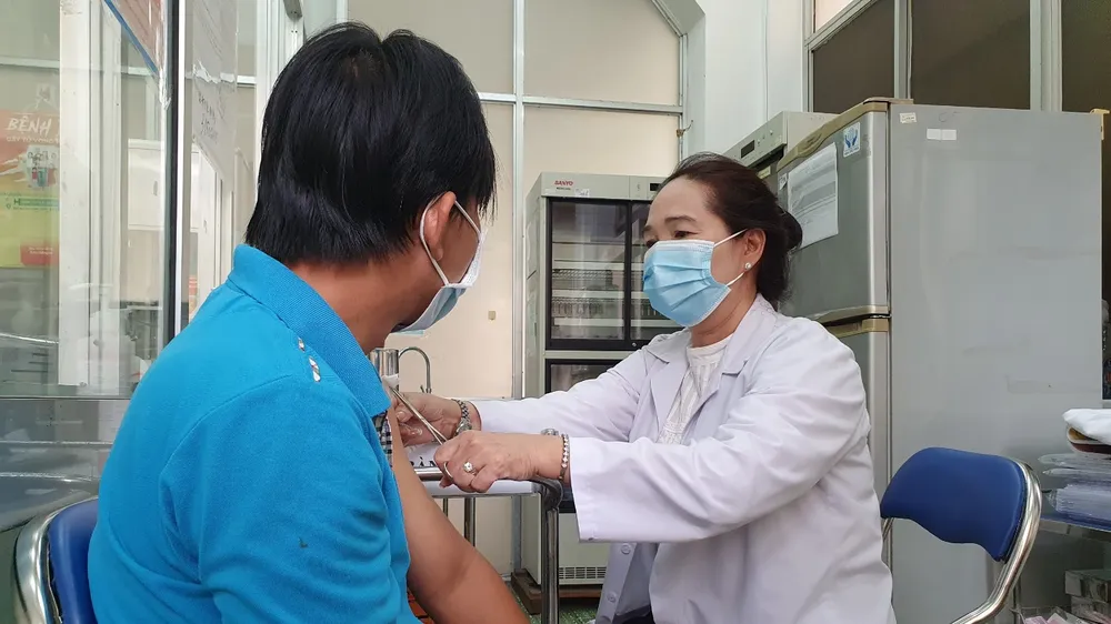 Nhân viên y tế tiêm vaccine cho người dân