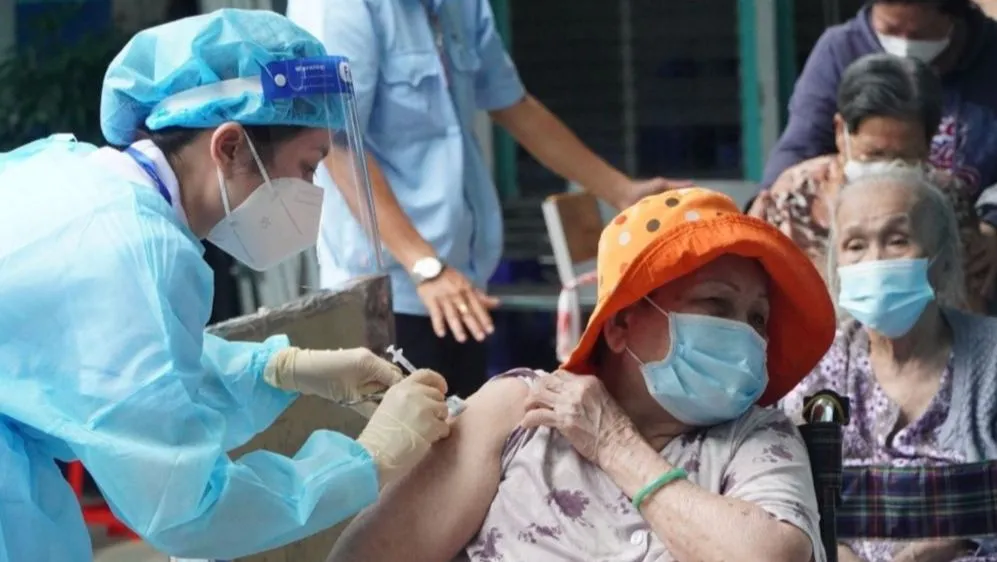Nhân viên y tế tiêm vaccine Covid-19 cho người dân