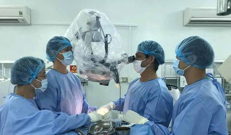 Ekip bác sĩ đang phẫu thuật cho bệnh nhân