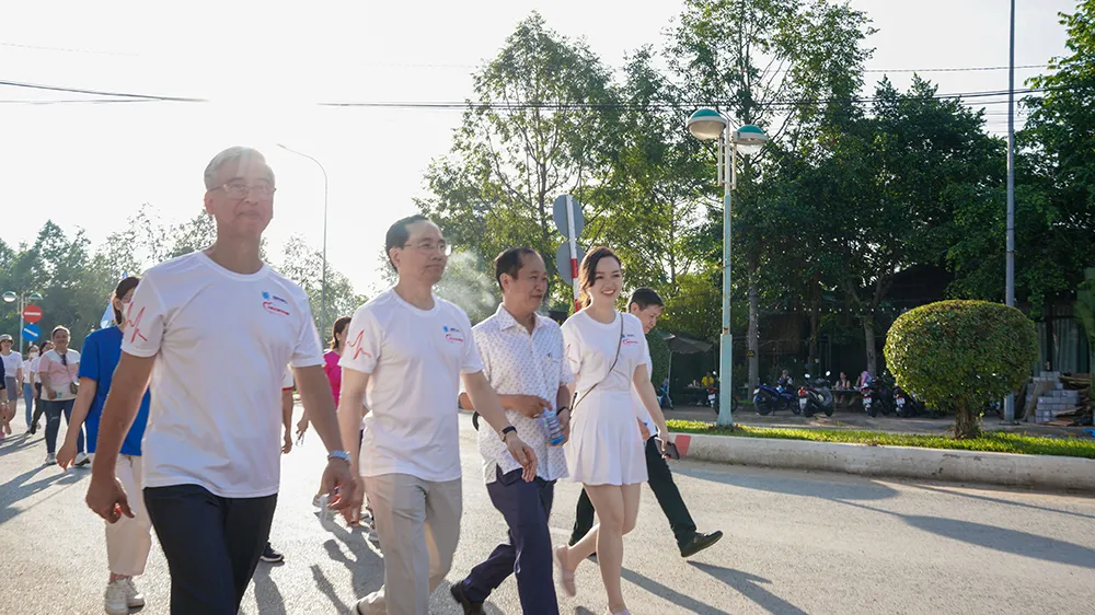 Các y bác sĩ hào hứng tham gia chương trình Đi bộ vì trái tim khỏe