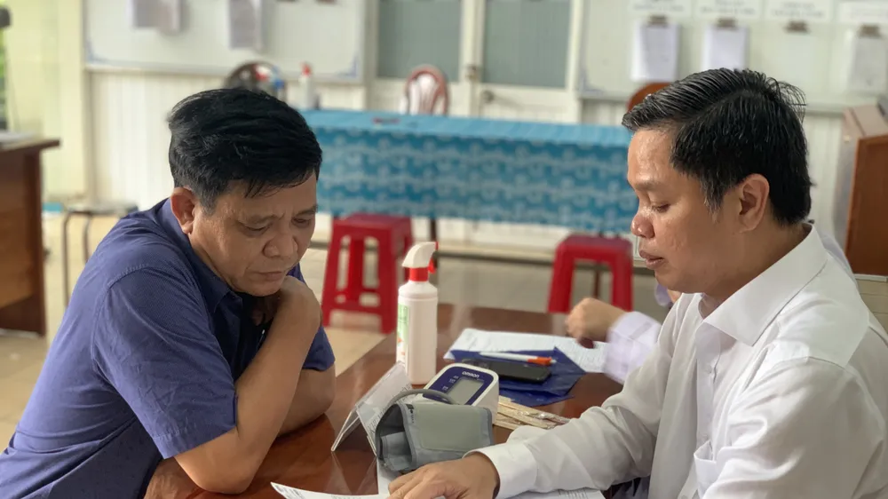 TS-BS Nguyễn Hoàng Hải, Giám đốc Bệnh viện Nhân dân Gia Định đang thăm khám, tư vấn cho người dân