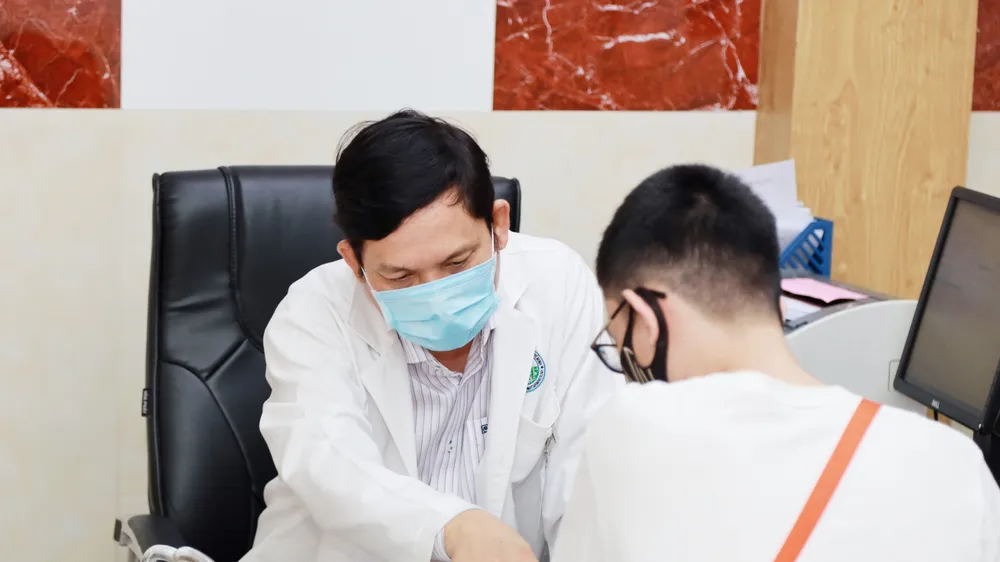 Bác sĩ Bệnh viện Da liễu TPHCM đang thăm khám cho bệnh nhân