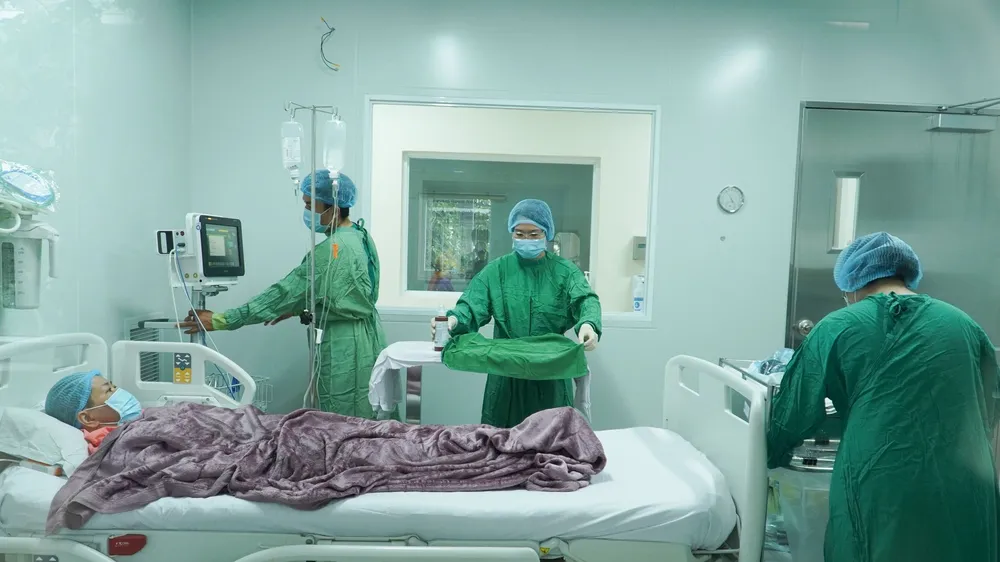 Bác sĩ truyền tế bào gốc cho người bệnh. Ảnh: BVCR