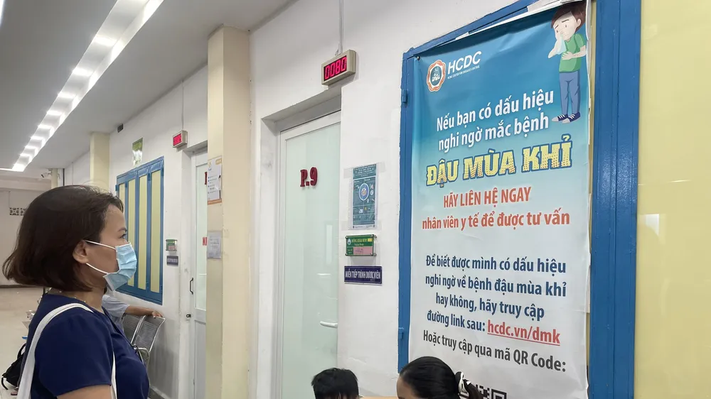 Người dân tìm hiểu thông tin về bệnh đậu mùa khỉ